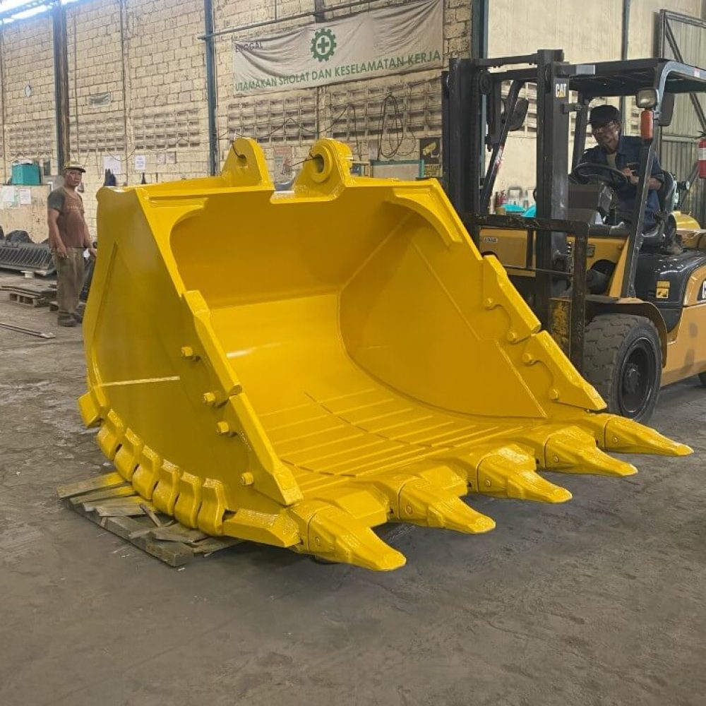 Komatsu HB 365 HD 2.3 CuM (sisi)